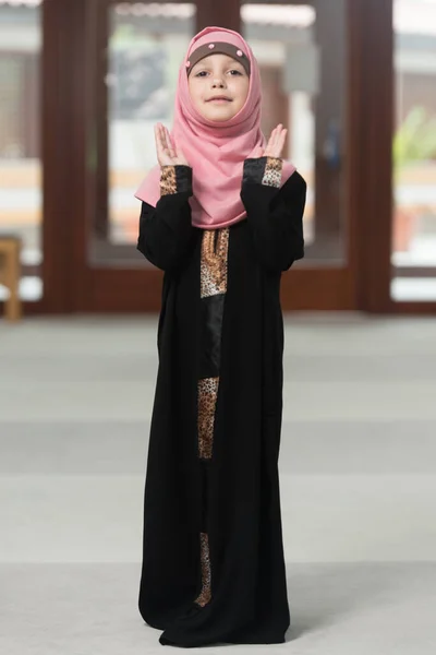Chica Musulmana Joven Haciendo Oración Tradicional Dios Mientras Usa Pañuelo —  Fotos de Stock