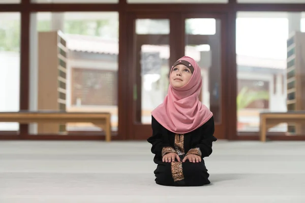 Νεαρό Μουσουλμανικό Κορίτσι Κάνει Παραδοσιακή Προσευχή Στο Θεό Ενώ Φοράει — Φωτογραφία Αρχείου