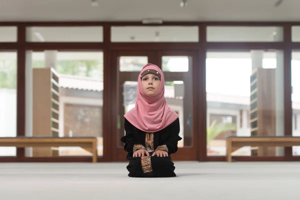 Fiatal Muszlim Lány Teszi Hagyományos Ima Istenhez Miközben Visel Egy — Stock Fotó