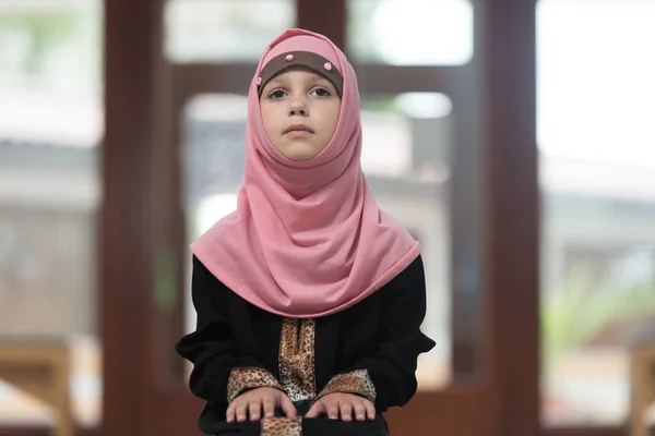 Νεαρό Μουσουλμανικό Κορίτσι Κάνει Παραδοσιακή Προσευχή Στο Θεό Ενώ Φοράει — Φωτογραφία Αρχείου
