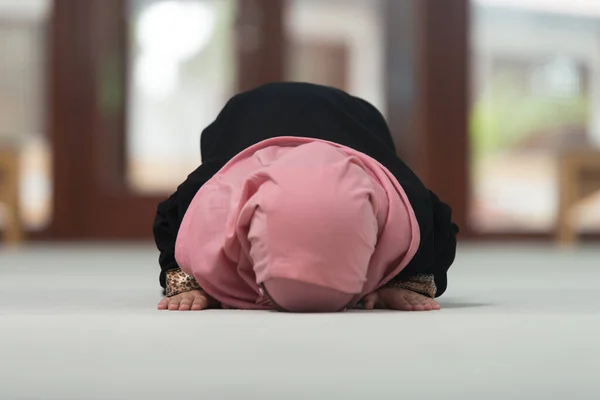 Fiatal Muszlim Lány Teszi Hagyományos Ima Istenhez Miközben Visel Egy — Stock Fotó
