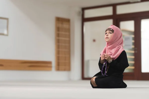 Retrato Una Joven Musulmana Sosteniendo Rosario Mano Mientras Usa Pañuelo — Foto de Stock