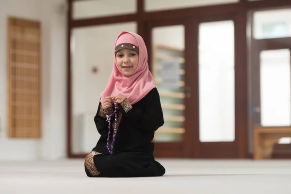 Retrato Uma Jovem Muçulmana Segurando Mão Rosário Enquanto Vestindo Lenço — Fotografia de Stock