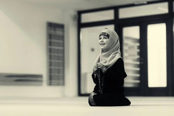 Porträtt Muslimsk Ung Flicka Som Håller Handen Radband Samtidigt Bär — Stockfoto