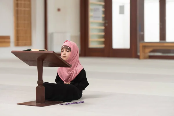 Retrato Uma Jovem Muçulmana Lendo Livro Islâmico Sagrado Alcorão Enquanto — Fotografia de Stock