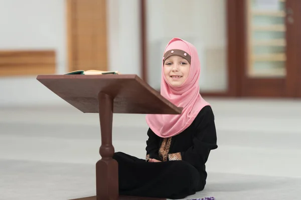 Προσωπογραφία Μουσουλμάνου Κοριτσιού Που Διαβάζει Ιερό Ισλαμικό Βιβλίο Κοράνι Φορώντας — Φωτογραφία Αρχείου