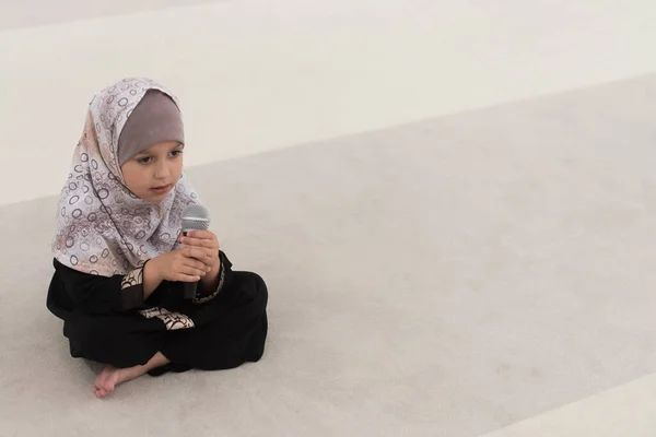 Πορτρέτο Ενός Μουσουλμάνου Κοριτσιού Που Κρατά Ένα Μικρόφωνο Φορώντας Μια — Φωτογραφία Αρχείου