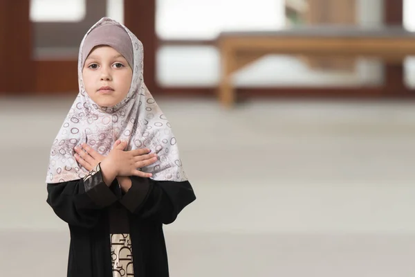 Retrato Uma Criança Muçulmana Jovem Está Orando Mesquita Enquanto Vestindo — Fotografia de Stock