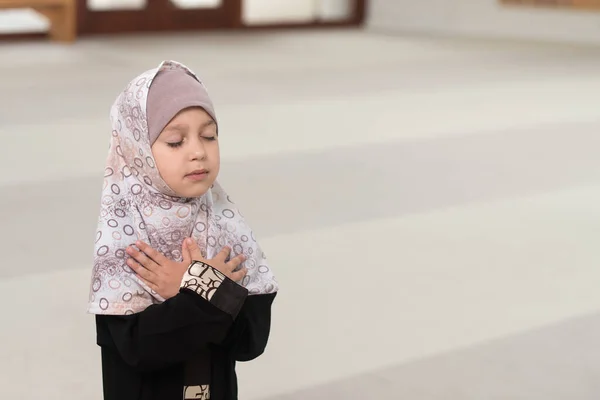 Jovem Garota Muçulmana Fazendo Oração Tradicional Deus Enquanto Vestindo Lenço — Fotografia de Stock