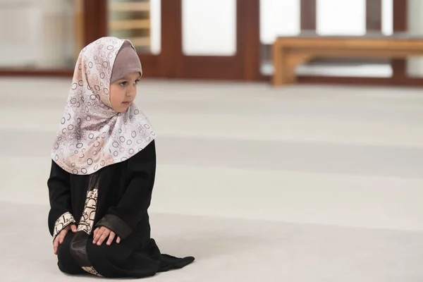 Jovem Garota Muçulmana Fazendo Oração Tradicional Deus Enquanto Vestindo Lenço — Fotografia de Stock
