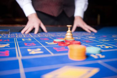 Kumarhanedeki Şanslı Rulet Masasında Fiş Yığını