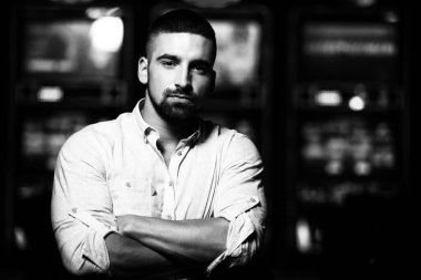 Kumarhanede oynayan güzel ve iyi giyimli beyaz bir adamın portresi.