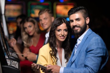 Automat Machine 'deki Genç İnsanlar Grubu Bir Kumarhanede ve Kutlama