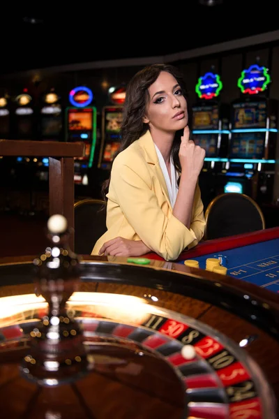 Retrato Una Joven Mujer Caucásica Inclinada Cerca Ruleta Casino Esperando —  Fotos de Stock