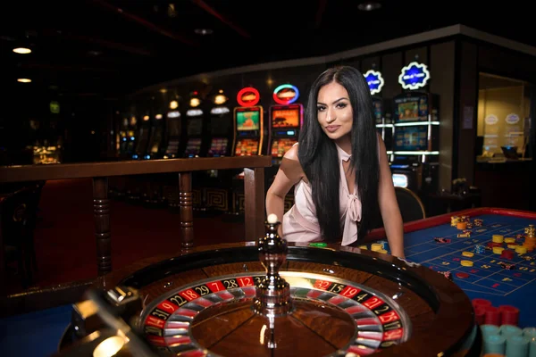 Portrait Young Arabic Woman Wearing Dress Leaning Roulette Casino Waiting — Stock Photo, Image