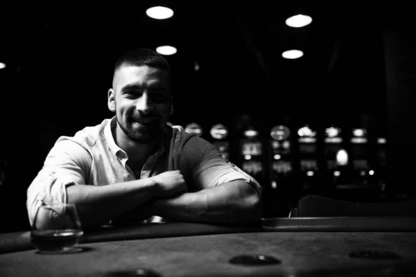 Junger Mann Spielt Casino Hinterm Tisch Blackjack — Stockfoto
