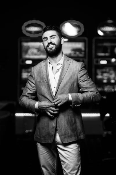 Retrato Joven Hombre Árabe Hermoso Bien Vestido Jugando Casino Celebrar — Foto de Stock