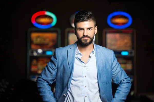 Portrett Ung Vakker Velkledd Arabisk Mann Som Spiller Automat Poker – stockfoto