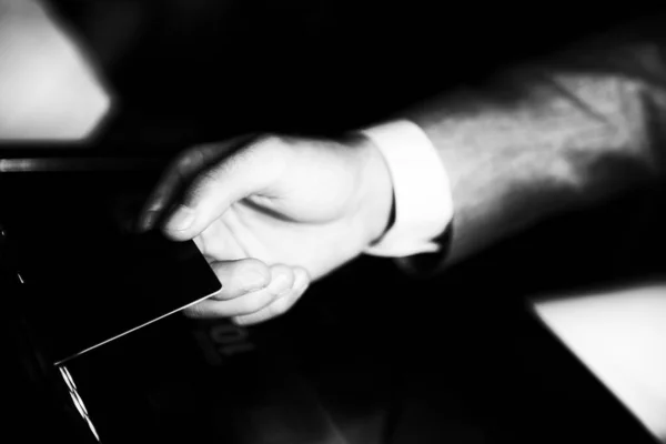男子赌徒手持信用卡准备在赌场玩缝纫机游戏中获胜 — 图库照片