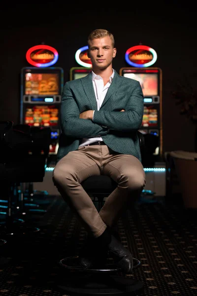 一个年轻貌美 衣冠楚楚的白人男子在赌场里玩耍的画像 — 图库照片
