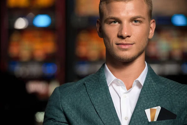 Retrato Joven Hermoso Bien Vestido Hombre Caucásico Jugando Casino Celebrar —  Fotos de Stock