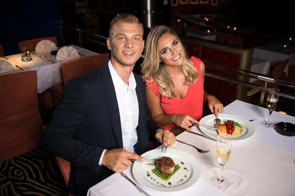 Romantik Çift Arkadaşlarımız Bir Restoranda Yemek Yiyorlar Mutlu Görünüyorlar — Stok fotoğraf