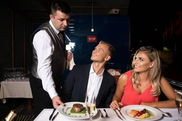 Camarero Sirviendo Romántica Pareja Amigos Comiendo Restaurante Mesa Con Vidrio — Foto de Stock