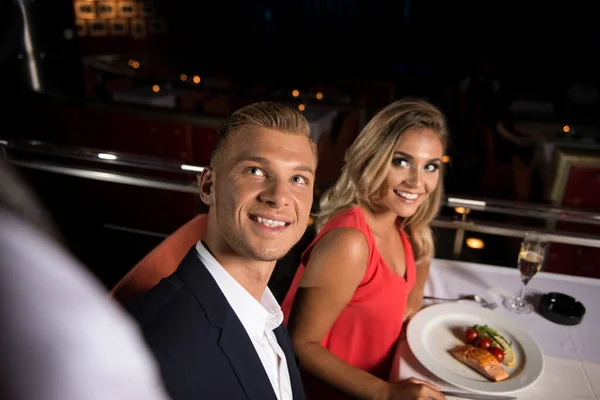 Garson Romantik Çift Arkadaşlarıyla Bir Restoranda Yemek Yiyor Bardakla Yemek — Stok fotoğraf
