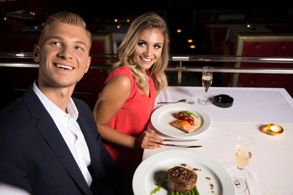 Camarero Sirviendo Romántica Pareja Amigos Comiendo Restaurante Mesa Con Vidrio —  Fotos de Stock