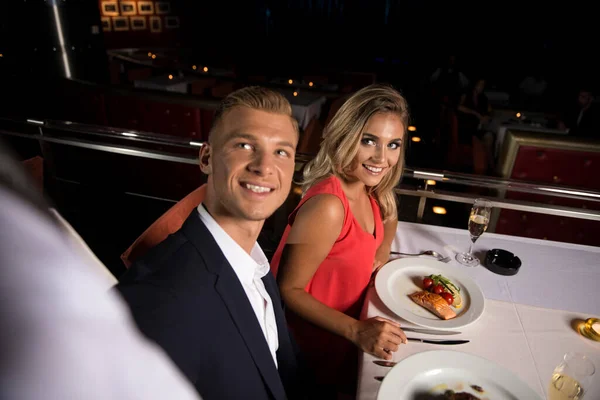 Garson Romantik Çift Arkadaşlarıyla Bir Restoranda Yemek Yiyor Bardakla Yemek — Stok fotoğraf