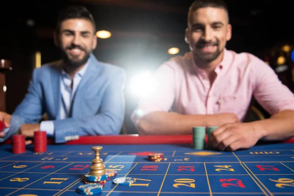 Killar Spelar Natten Vid Roulette Bordet Ett Kasino — Stockfoto