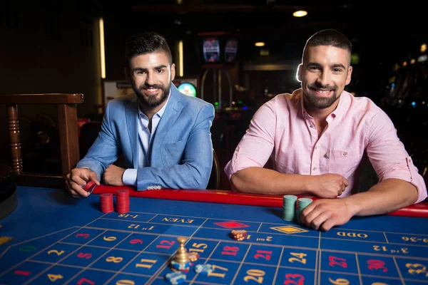 Grupo Jóvenes Rico Chicos Está Jugando Ruleta Casino —  Fotos de Stock