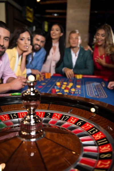 Drei Paare Zocken Nachts Roulettetisch Casino Selektiver Fokus Auf Roulette — Stockfoto