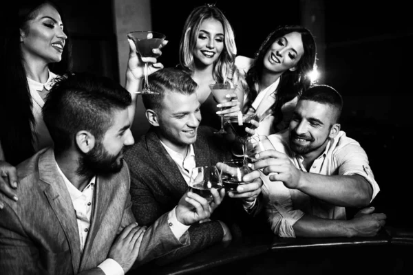 Gyönyörű Jól Öltözött Pár Játszik Rulett Kaszinóban Iszik Alkoholt Ünnepelni — Stock Fotó