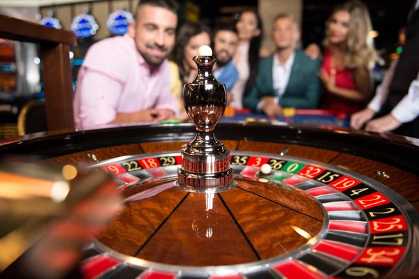 Three Couples Gamble Night Roulette Table Casino Selective Focus Roulette — Stock Photo, Image