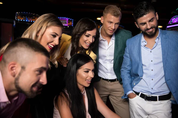 Grupo Jóvenes Máquina Automática Casino Celebrar —  Fotos de Stock