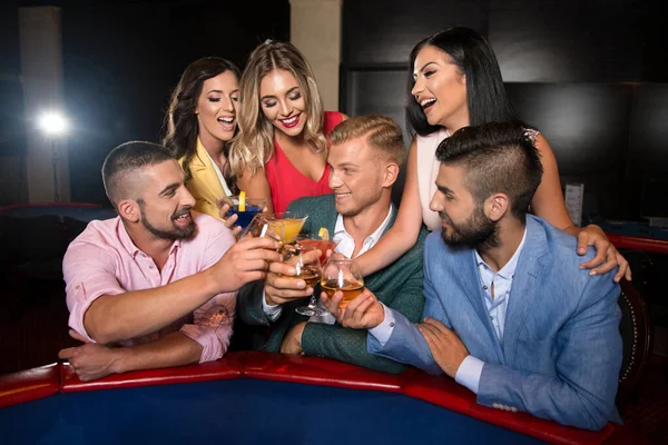 Beautiful Well Dressed Couple Playing Roulette Casino Drinking Alcohol Celebrate — Stock Photo, Image