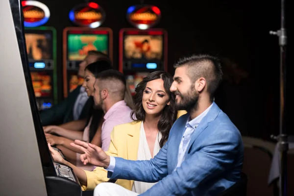 赌场自动售货机上的一群年轻人和庆祝活动 — 图库照片