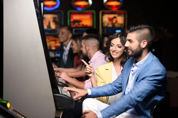 Beautiful Well Dressed Friends Playing Automat Machine Casino Celebrate — Stock Photo, Image