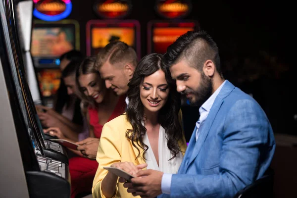 Vackra Och Välklädda Vänner Spelar Automat Machine Kasinot Och Fira — Stockfoto