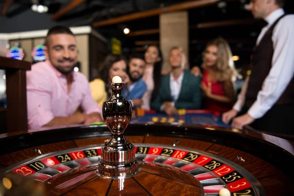 Vackra Och Välklädda Par Spelar Roulette Kasinot Grunt Djup Fältet — Stockfoto