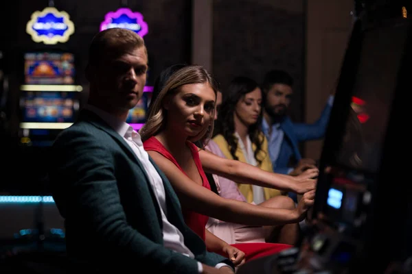 Schöne Und Gut Gekleidete Freunde Spielen Automaten Casino Und Feiern — Stockfoto