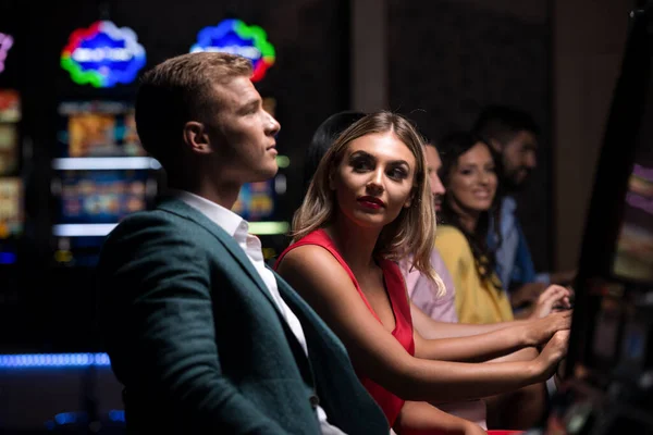 Junge Leute Automaten Casino Und Feiern — Stockfoto