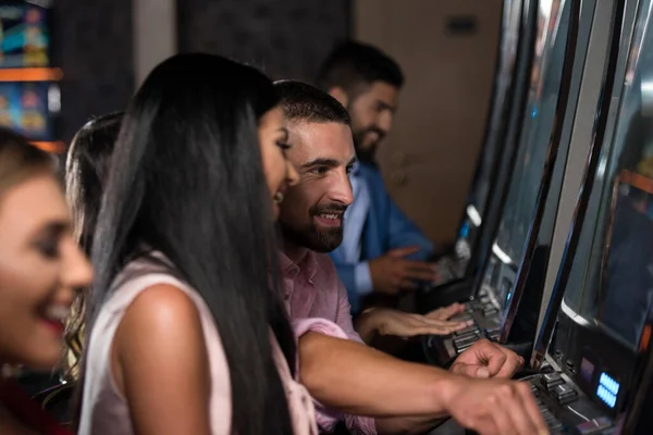 Beautiful Well Dressed Friends Playing Automat Machine Casino Celebrate — Stock Photo, Image