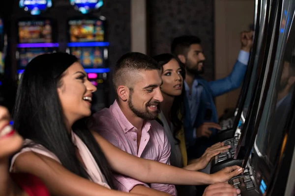 Jonge Groep Mensen Bij Automaat Machine Een Casino Vier — Stockfoto