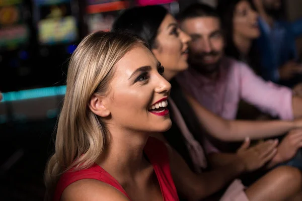 赌场自动售货机上的一群年轻人和庆祝活动 — 图库照片