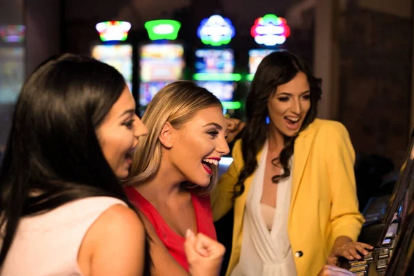 Schöne Und Gut Gekleidete Mädchen Spielen Automaten Casino Und Feiern — Stockfoto