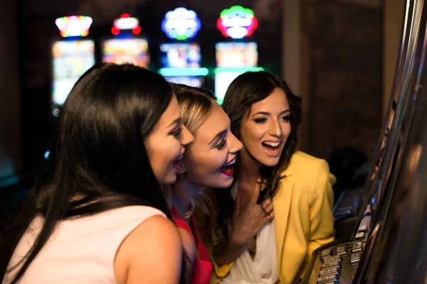 Mujeres Jóvenes Noche Máquina Automat Casino Celebrar —  Fotos de Stock