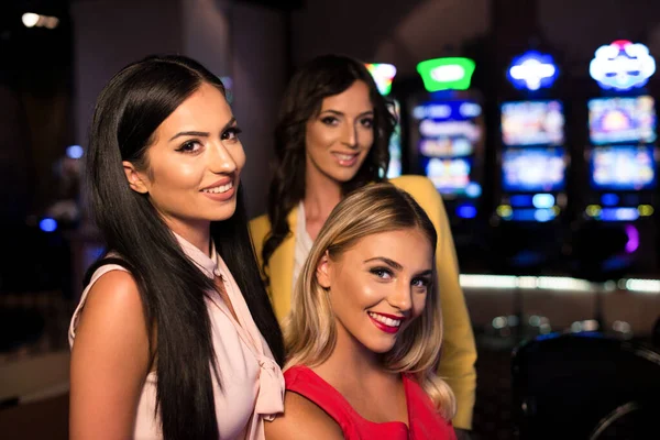 Hermosas Bien Vestidas Chicas Jugando Máquina Automatica Casino Celebrar —  Fotos de Stock