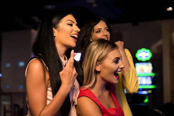 Hermosas Bien Vestidas Chicas Jugando Máquina Automatica Casino Celebrar —  Fotos de Stock